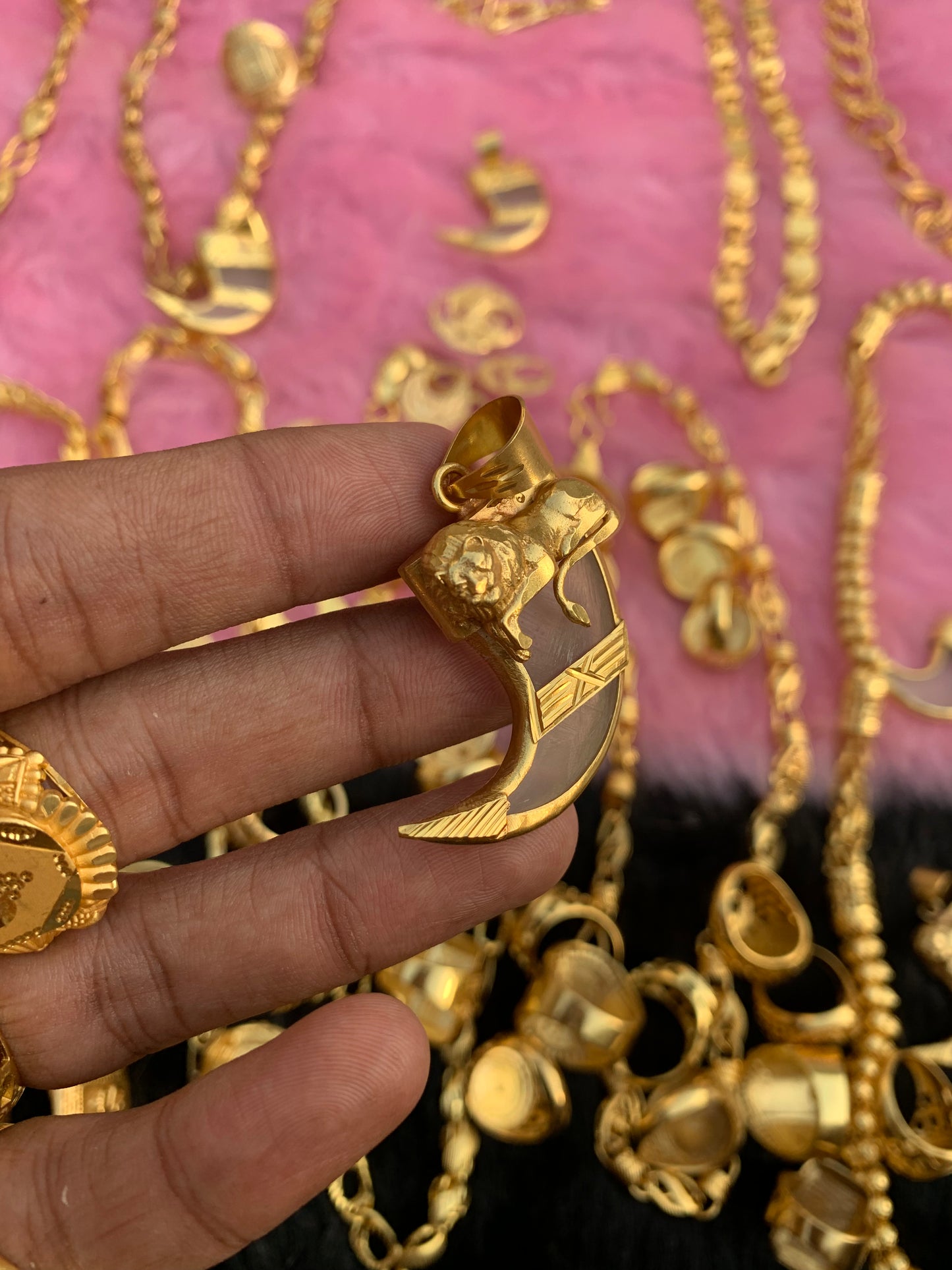 GOLD FORMING LION NEAL PENDANT