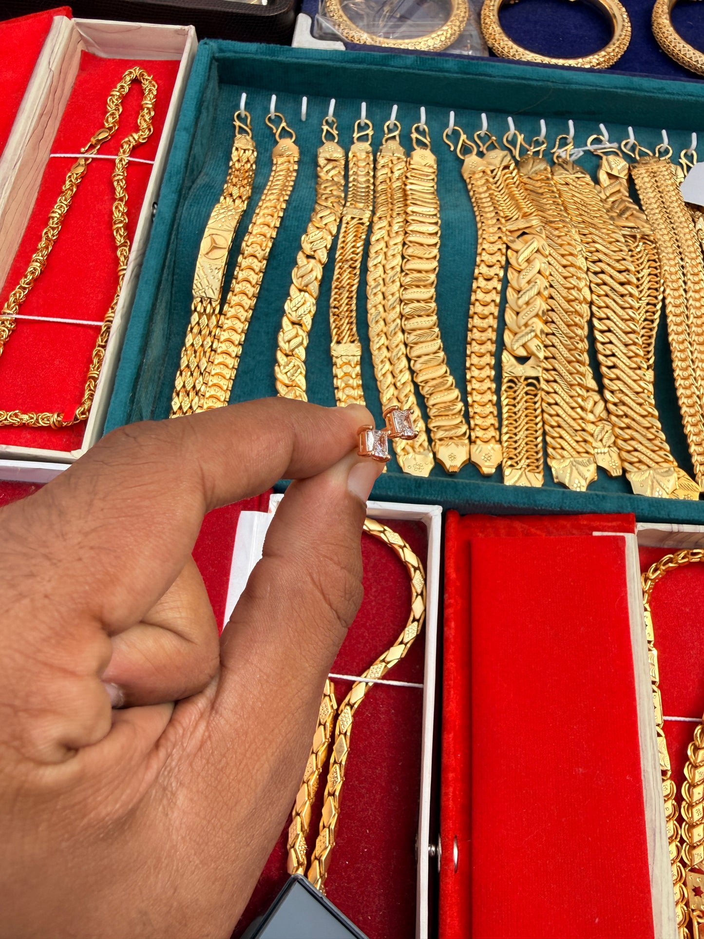 GOLD FORMING W.LONG EARRING