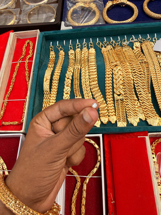 GOLD FORMING W.LONG EARRING
