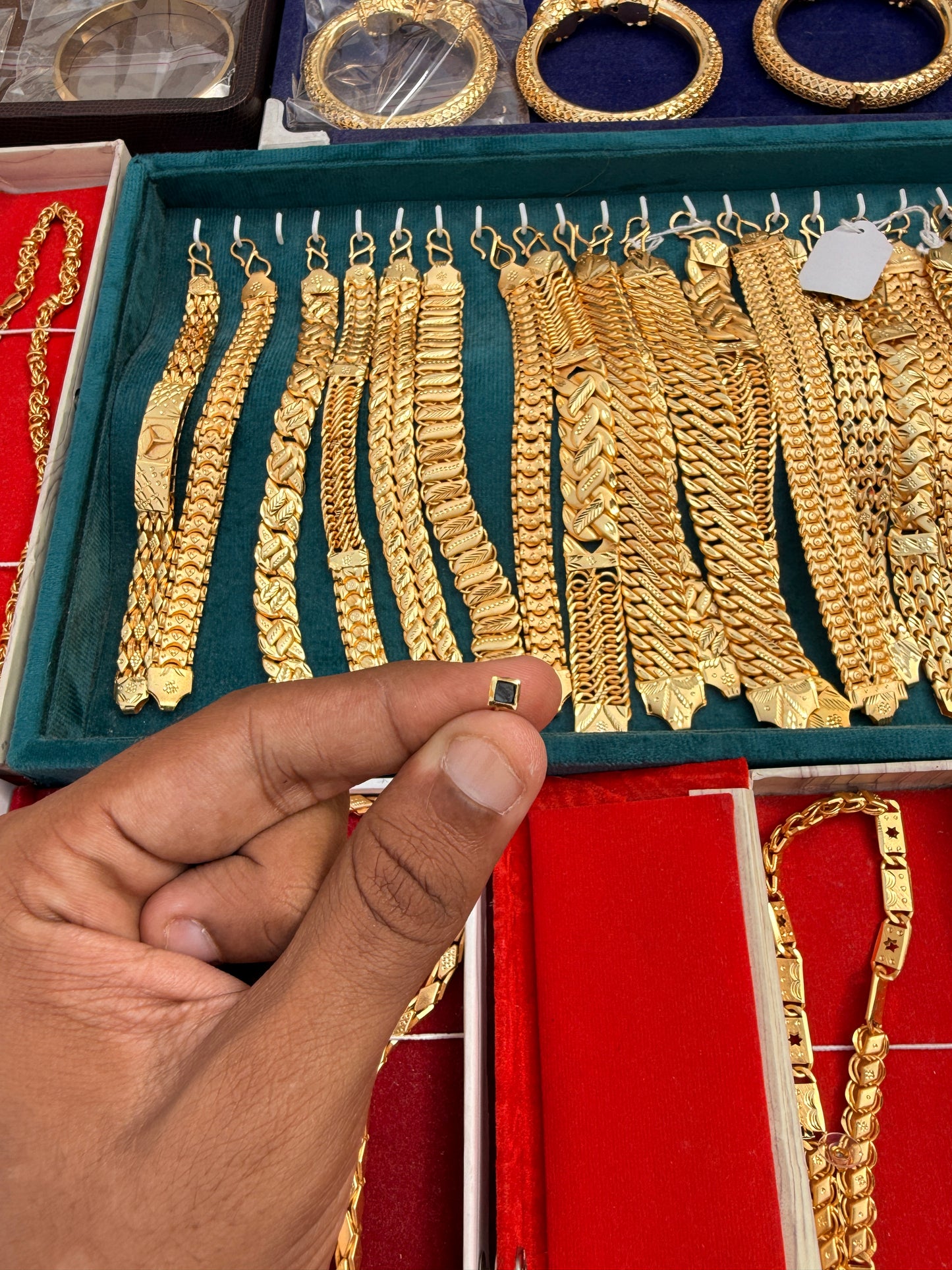 GOLD FORMING B.LONG EARRING