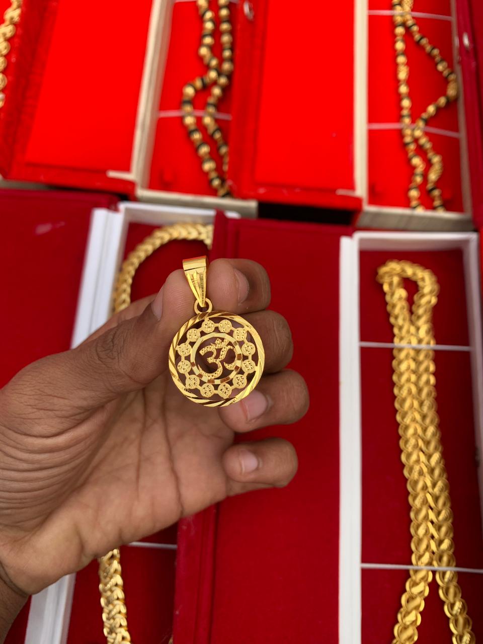 MEN'S GOLD FORMING OM PANDANT