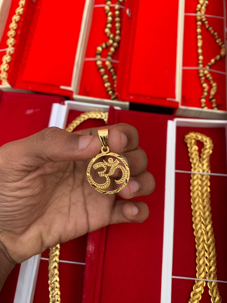 MEN'S GOLD FORMING OM PANDANT