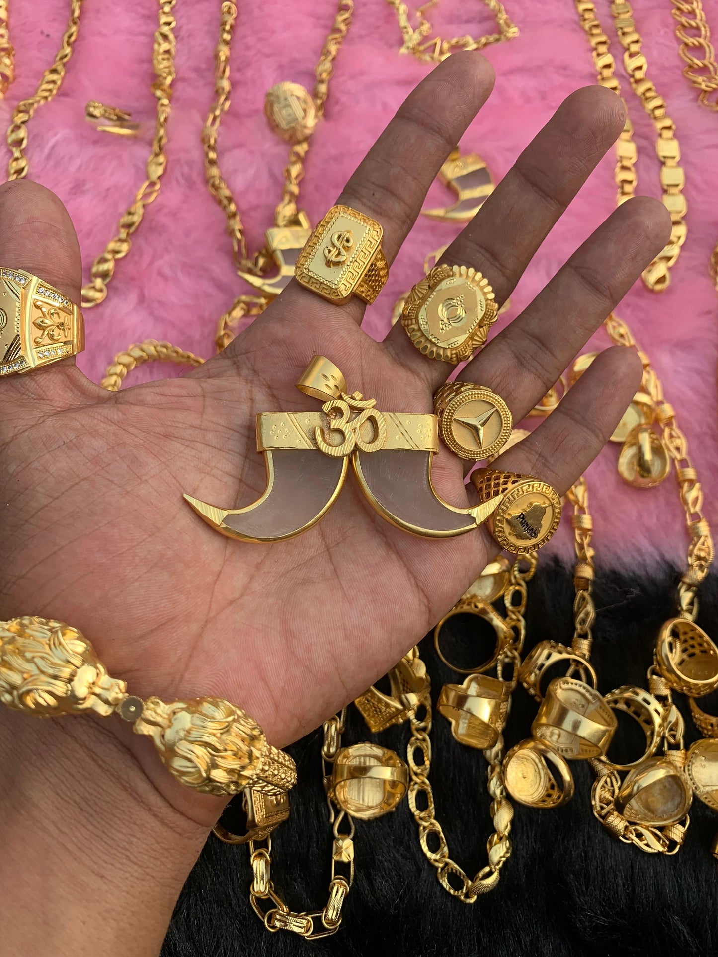 MEN'S GOLD FORMING DOUBLE NEAL PANDANT