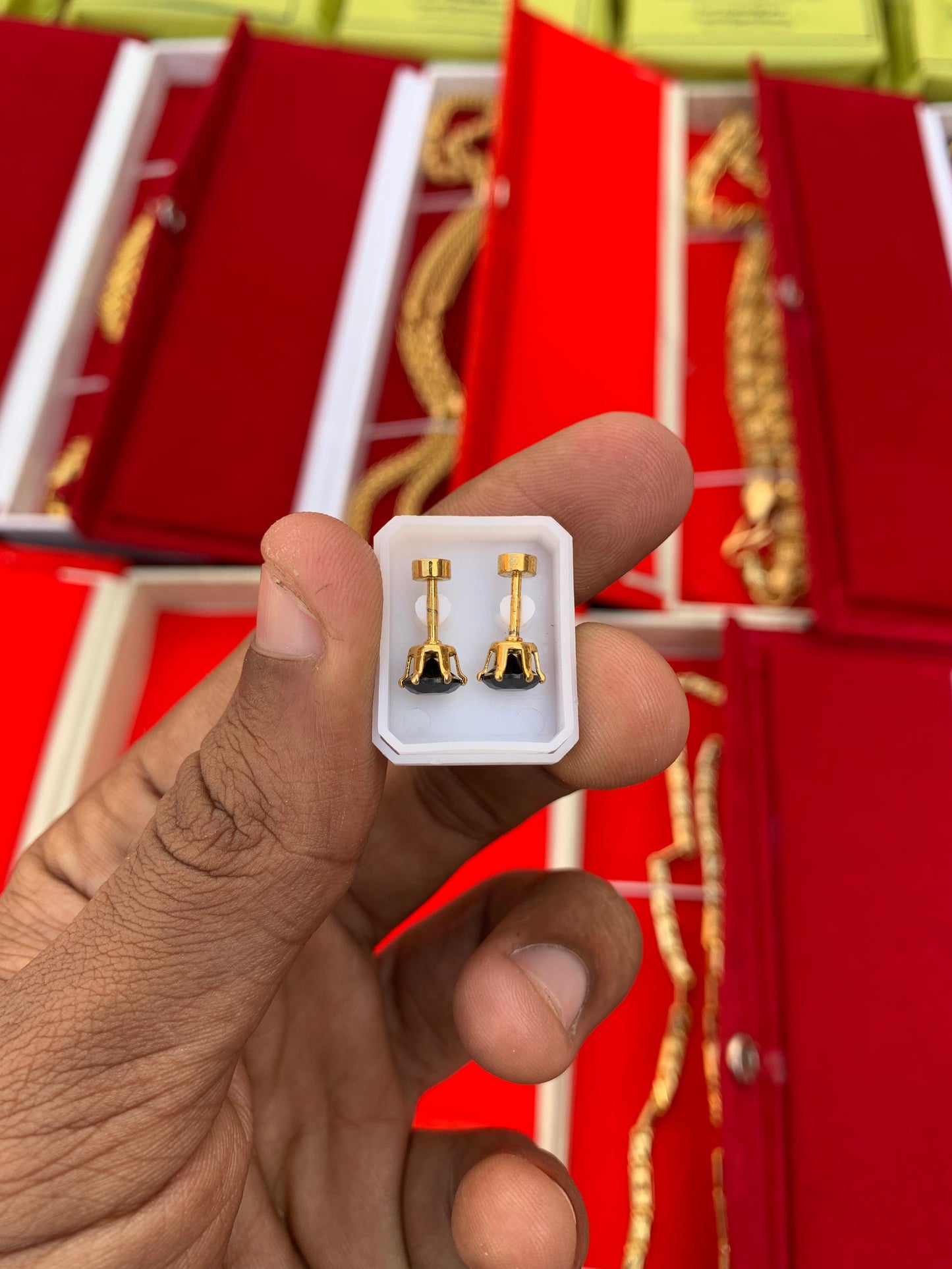 MEN'S GOLD FORMING BLACK LONG EARRING