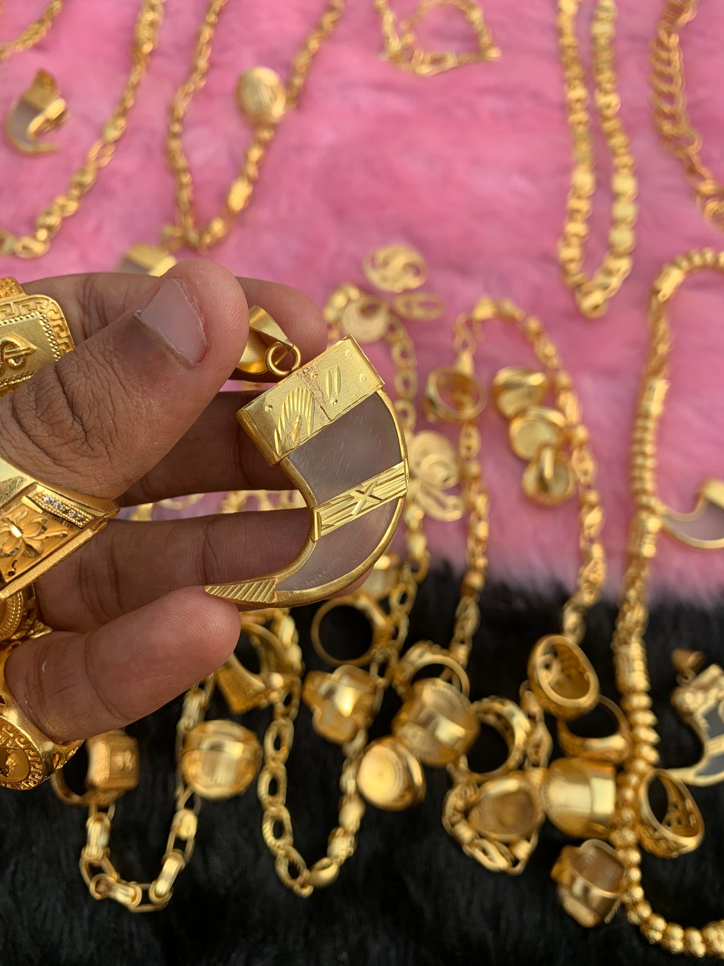 GOLD FORMING NEAL PENDANT