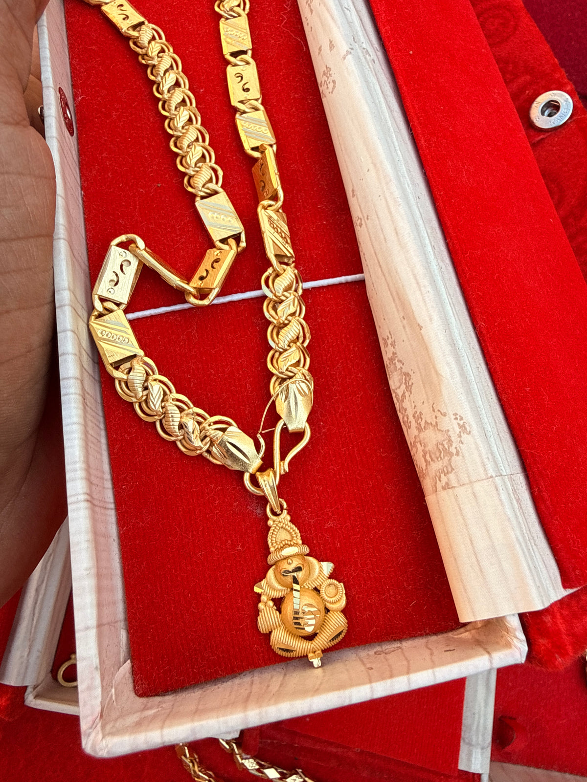 GOLD FORMING LOTUS NAWABI CHAIN WITH GANESH JI PANDENT COMBO