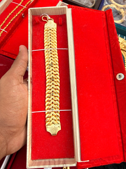 GOLD FORMING ARROW BRASCLET