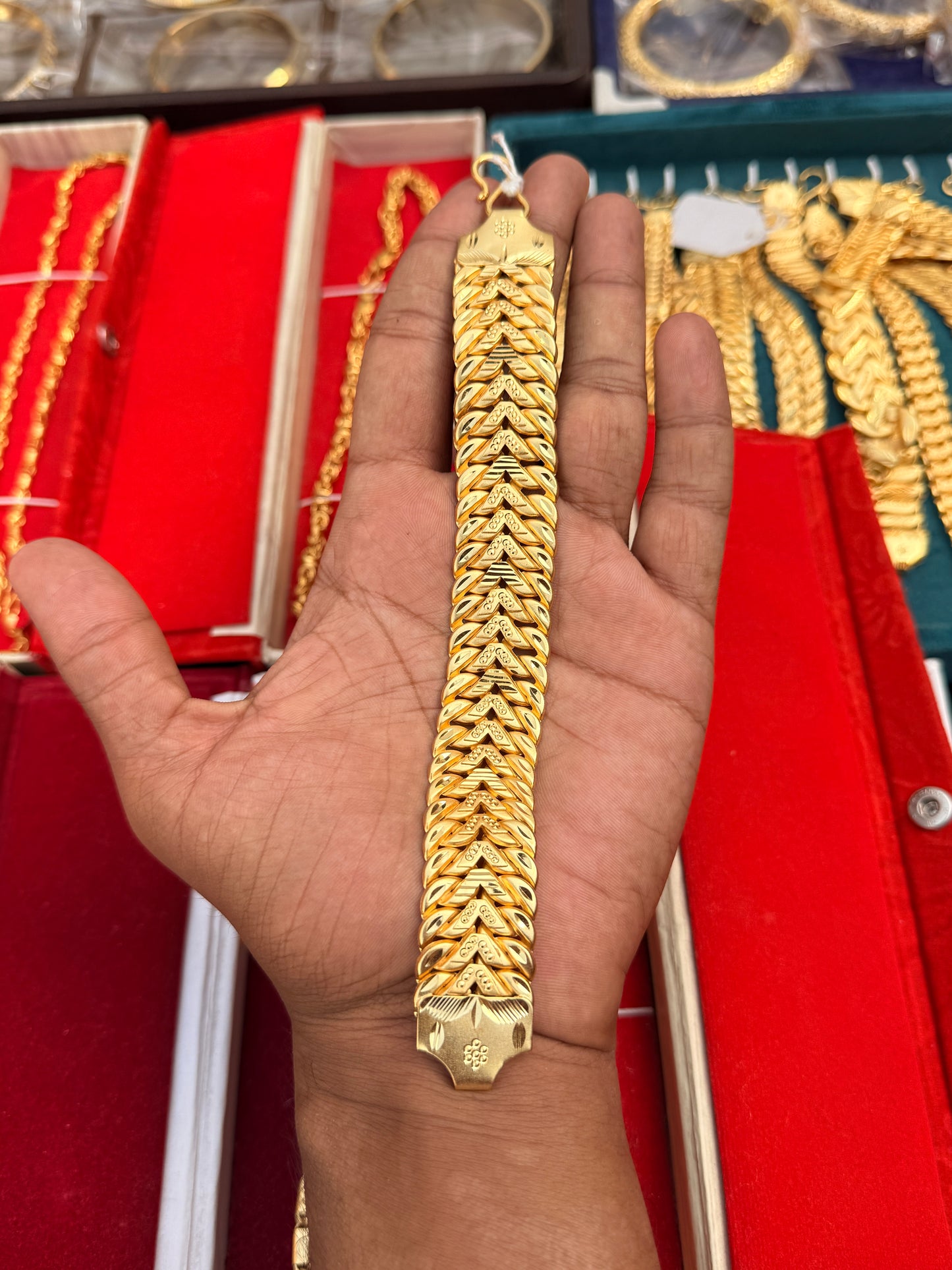GOLD FORMING ARROW BRASCLET