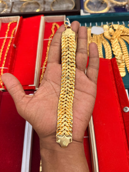 GOLD FORMING ARROW BRASCLET