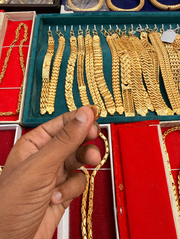 GOLD FORMING PLAIN EARRING