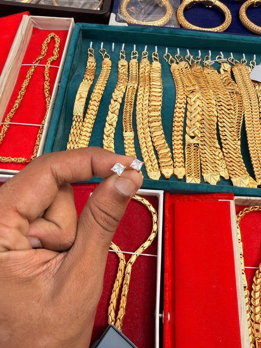 GOLD FORMING W.LONG EARRING
