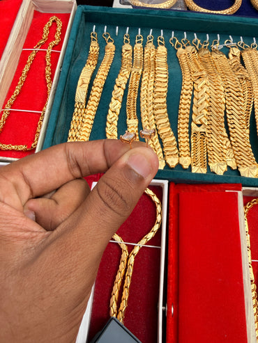 GOLD FORMING W.LONG EARRING