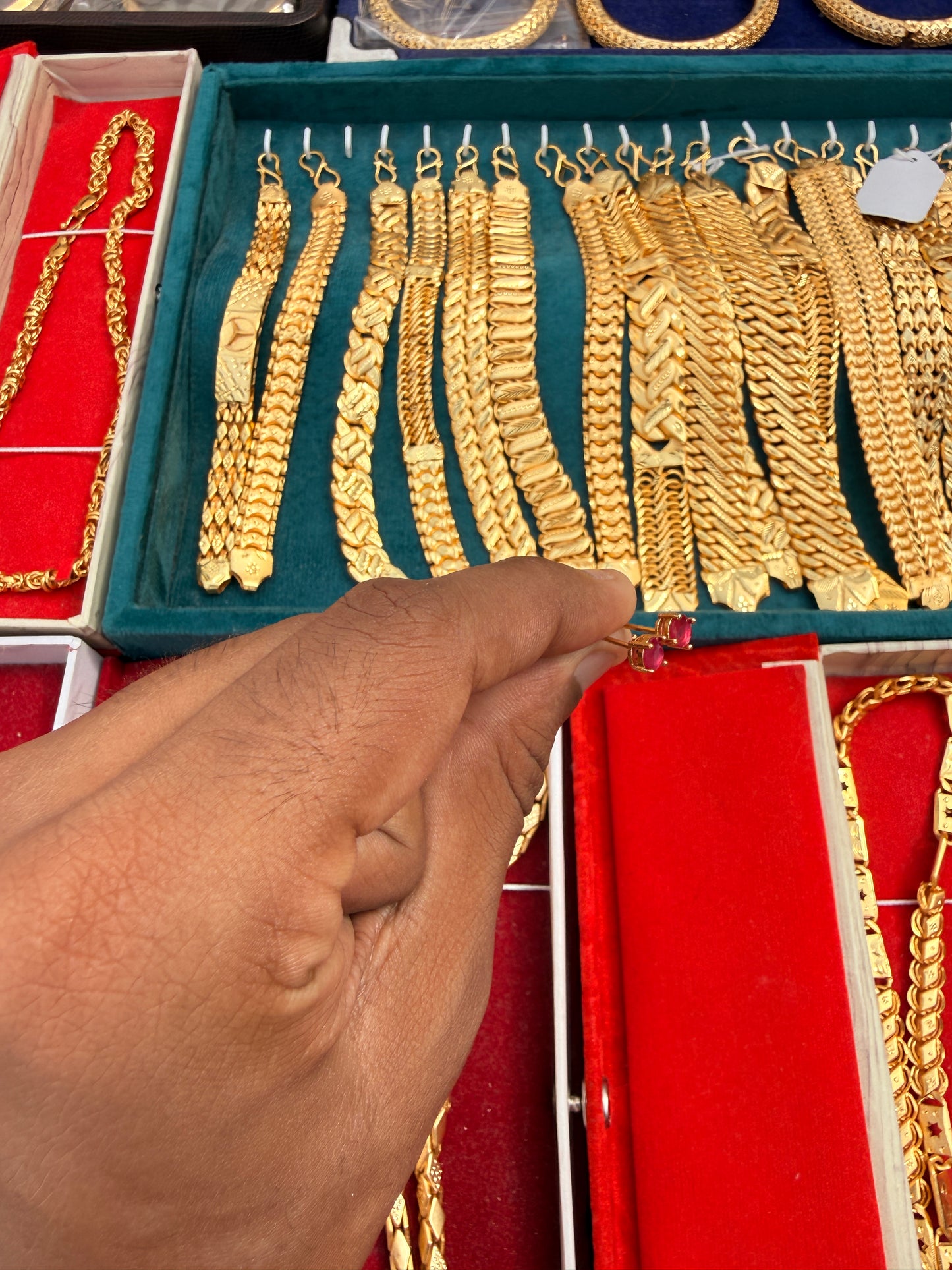 GOLD FORMING P.LONG EARRING