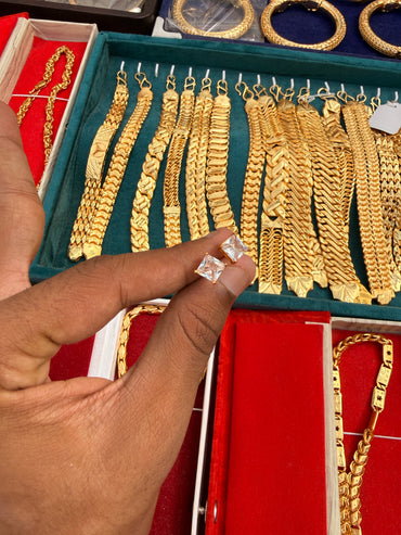 GOLD FORMING BIG W.LONG EARRING