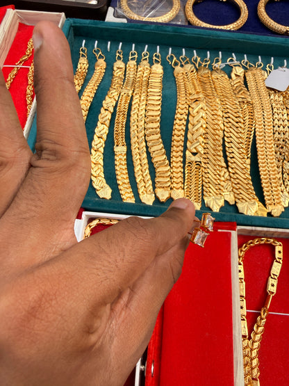 GOLD FORMING BIG W.LONG EARRING