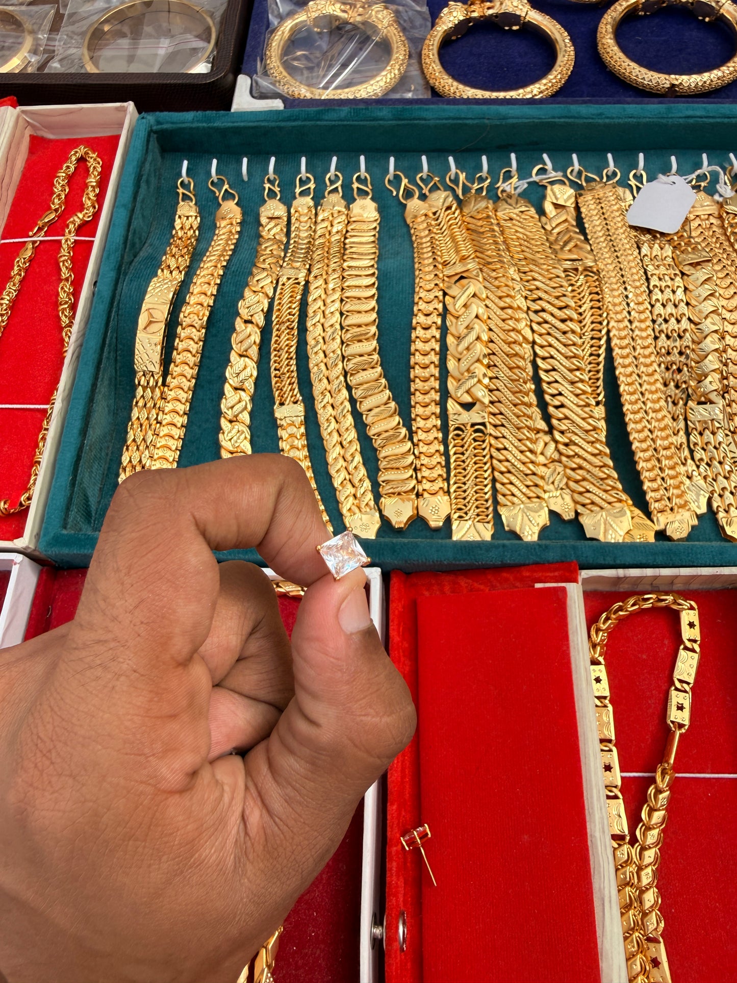 GOLD FORMING BIG W.LONG EARRING