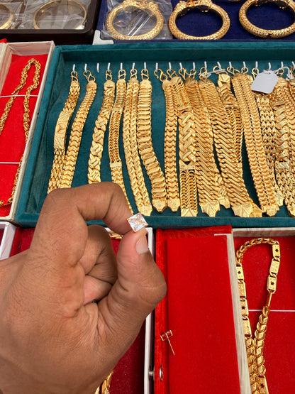 GOLD FORMING BIG W.LONG EARRING