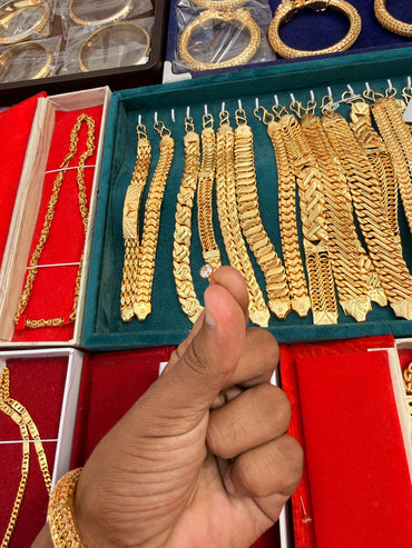 GOLD FORMING W.LONG EARRING