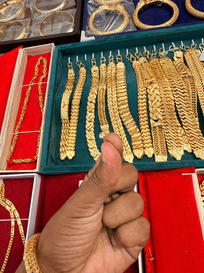 GOLD FORMING W.LONG EARRING