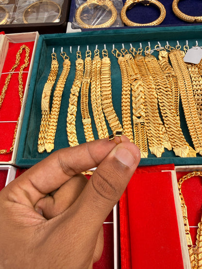GOLD FORMING B.LONG EARRING