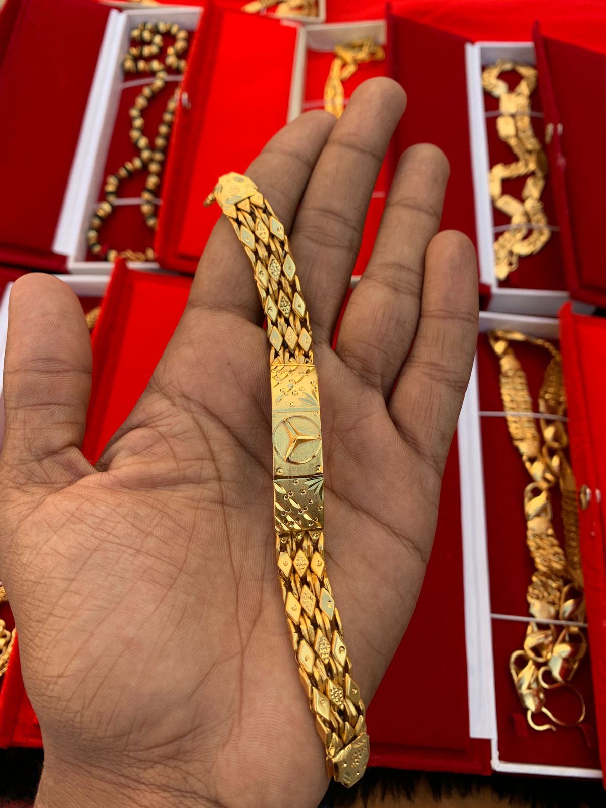 MEN'S GOLD FORMING SIGN BRASLET