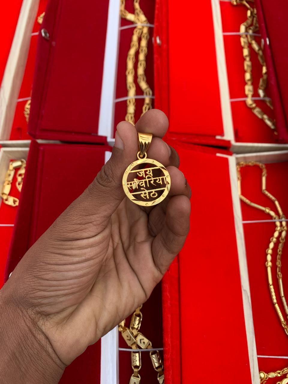 MEN'S GOLD FORMING SAWARIYA SETH PANDANT