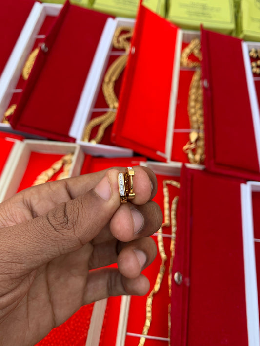 MEN'S GOLD FORMING DAIMOND EARRING