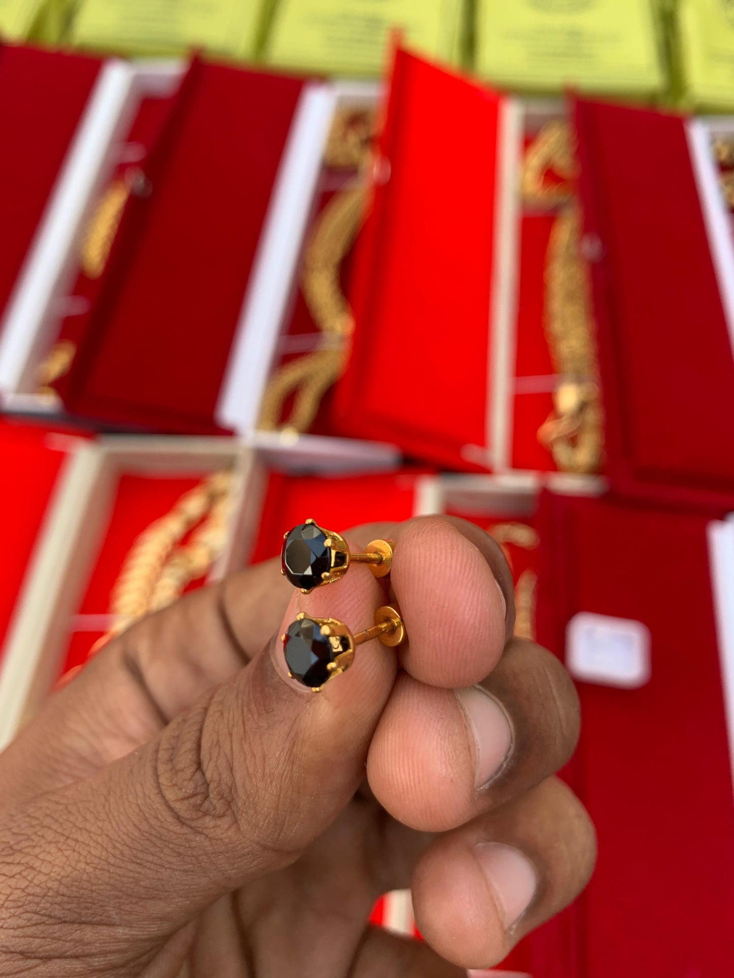 MEN'S GOLD FORMING BLACK LONG EARRING