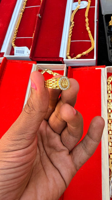 GOLD FORMING DOLLAR RING