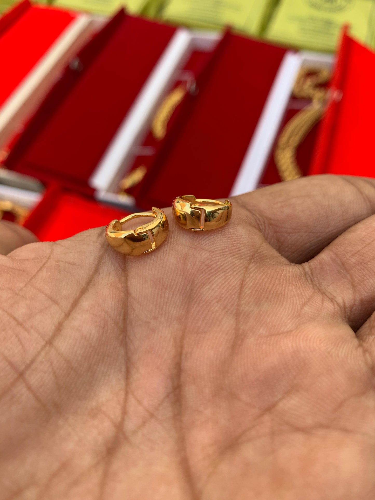 MEN'S GOLD FORMING PLAIN EARRING