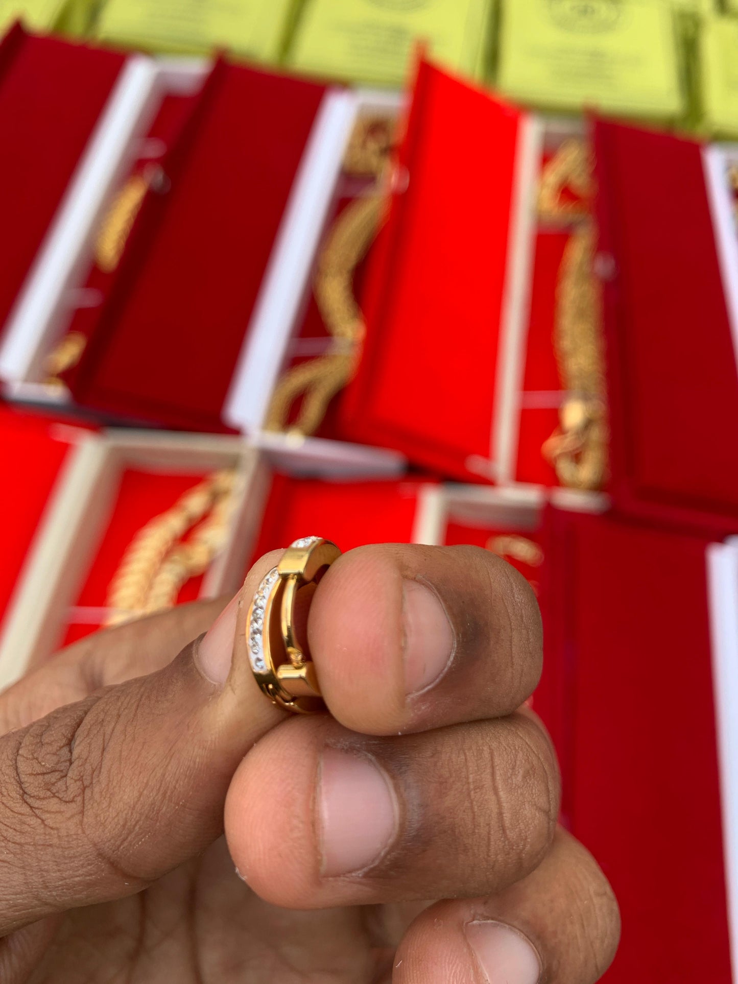 MEN'S GOLD FORMING DAIMOND EARRING