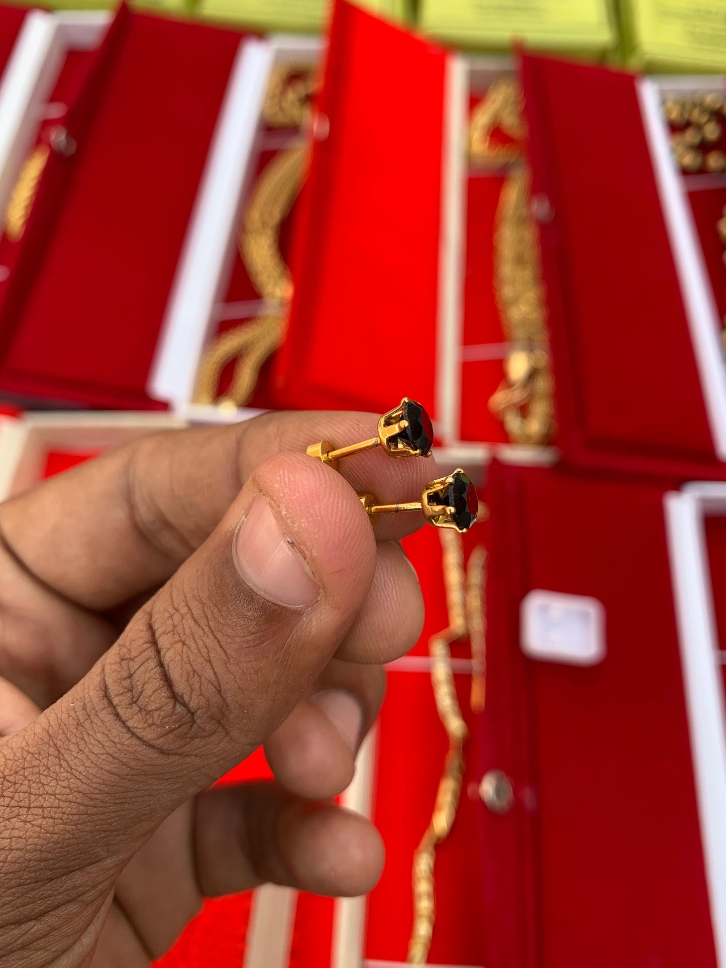 MEN'S GOLD FORMING BLACK LONG EARRING