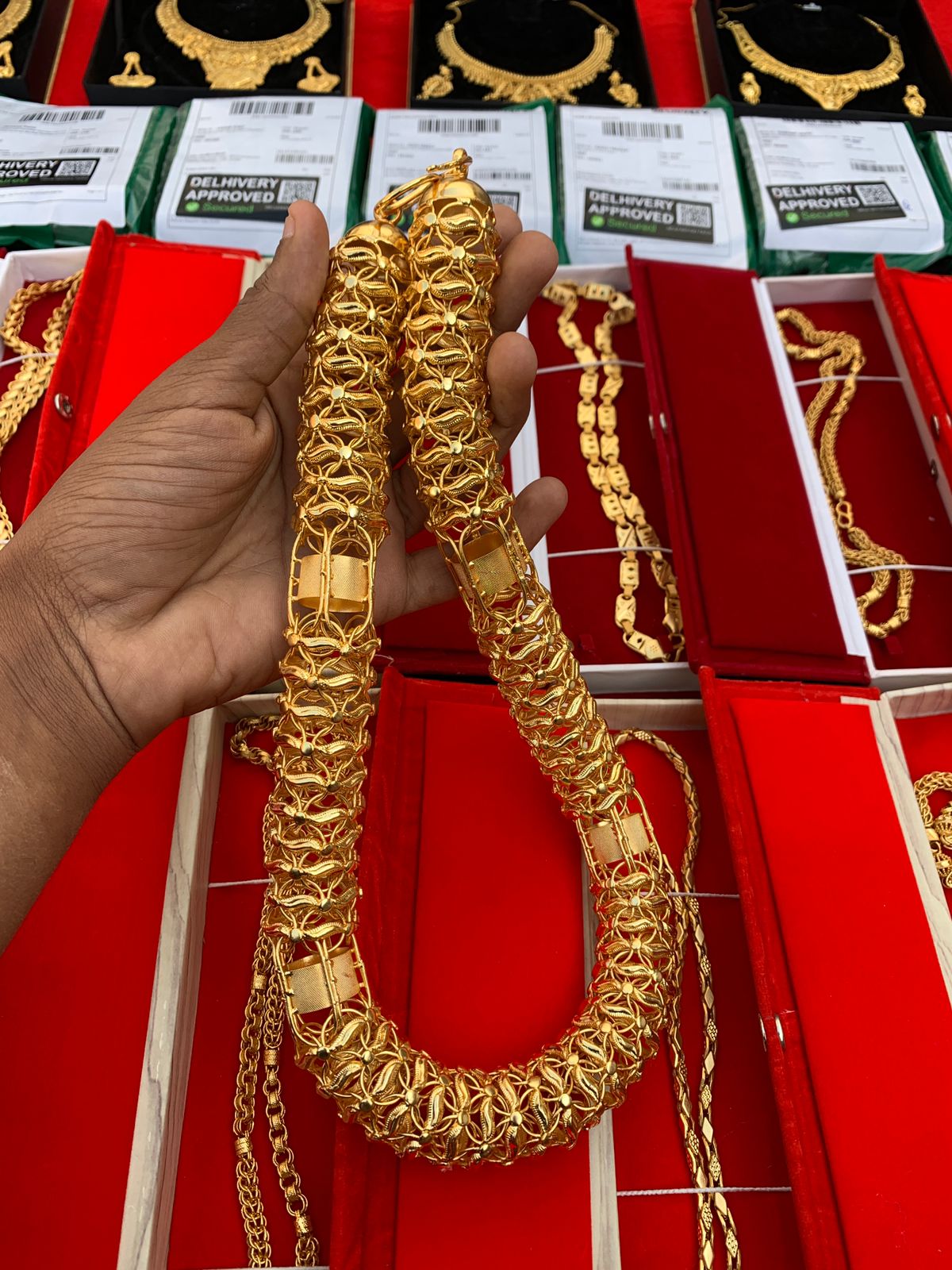 GOLD FORMING BIG BOARD CHAIN