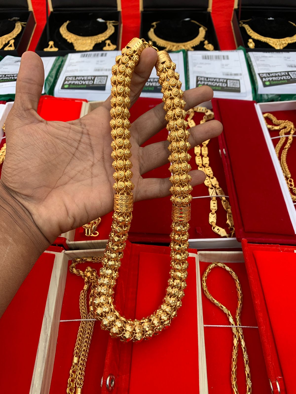 GOLD FORMING BIG BOARD CHAIN