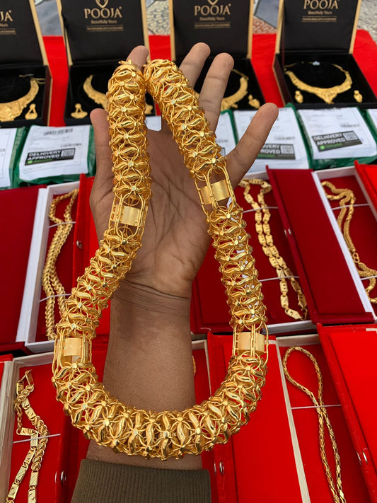 GOLD FORMING BIG BOARD CHAIN